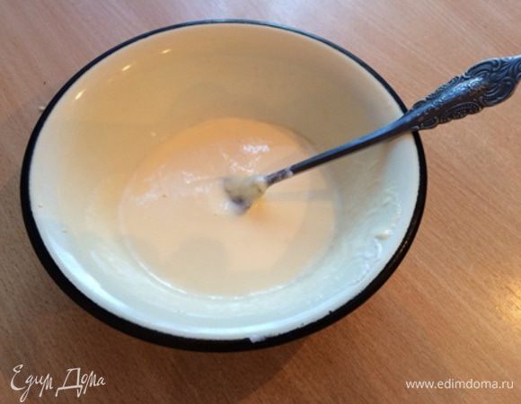 Взбить оставшееся яйцо, смешать со сметаной, добавить паприку.