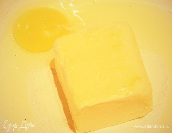 Охлажденное масло смешать с яйцом и солью.