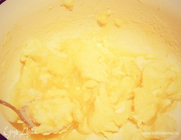 Добавляем сахар. Растираем до растворения сахара и получения пышности.