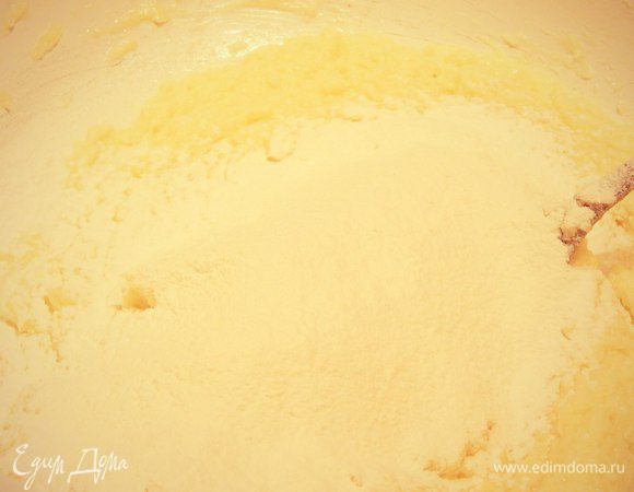 И постепенно всыпаем просеянную муку.