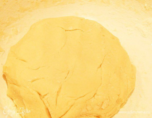 Скатываем в комок. И убираем в холод на полчаса.