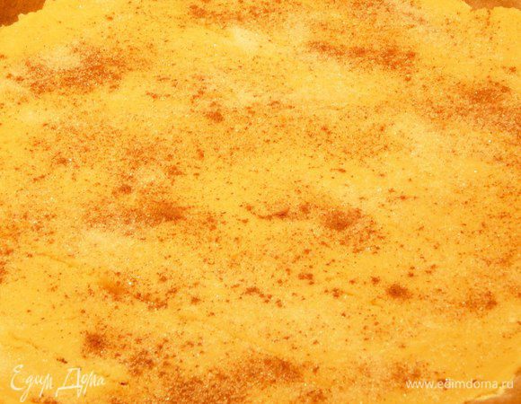 Затем на пергаменте раскатываем прямоугольник, аккуратно перекладываем на противень тесто вместе с бумагой, разрезаем на ромбики, посыпаем сахаром, затем корицей и снова сахаром. Толщина теста не меньше 1 см.