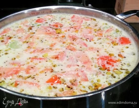 Добавляем в бульон курочку, пасту, нарезанный кубиками помидор и тушеные овощи. Попробовать и добавить еще сливок и оливкового масла. Варить еще 5-10 минут до загустения.