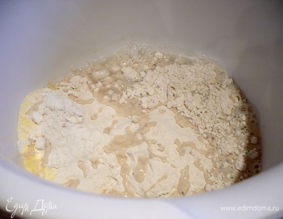 Готовим лепешки. Для этого смешиваем соль с кукурузной мукой и 180 г пшеничной муки, добавляем треть воды и начинаем вымешивать тесто (я воспользовалась комбайном), постепенно добавляя остальную воду. Затем добавляем 1 ст.л. оливкового масла, продолжаем вымешивать и постепенно вводим примерно 6-7 ст.л. пшеничной муки, вымешиваем до однородности. Тесто приобретает эластичность. 