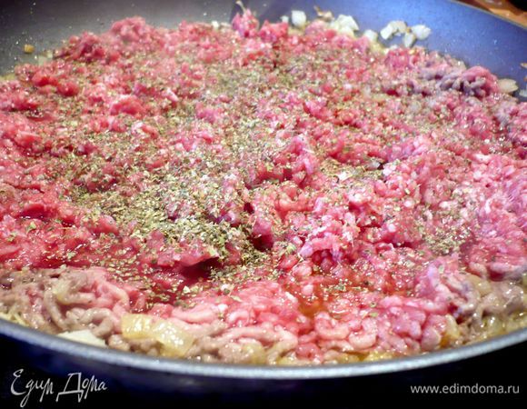 Духовку разогреваем до 200 градусов. Форму для запекания смазываем сливочным маслом. Для начинки лук порежем мелко и разогреем в сковороде оливковое масло. Обжарим лук и добавим фарш, фарш обжарим до готовности (у меня начинки было в два раза больше и половина осталась))).  Томаты пассеровать.