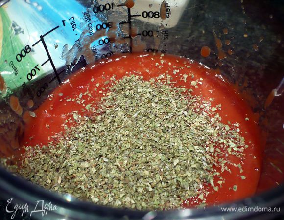Из пассерованных томатов, томатов в банке, 1 ст.л. майорана делаем заливку, измельчив все одновременно в блендере, солим и перчим по вкусу, перемешиваем. 