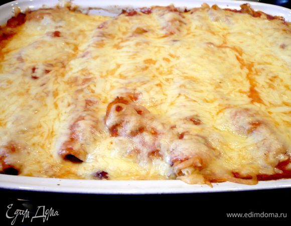 Заливаем соусом. Посыпаем тертым сыром. Ставим в духовку на 20 — 25 минут! Наша запеканка готова! Приятного аппетита!