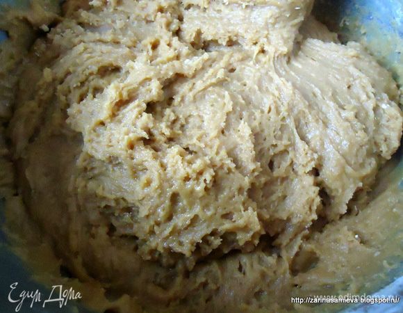 Замесить тесто деревянной лопаткой. Тесто будет вязким, немного тянущимся за лопаткой.