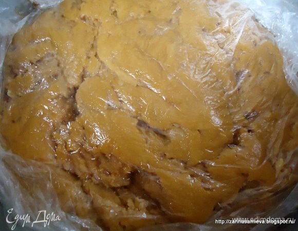 Накрыть тесто пленкой и убрать в теплое место на 1 час. Я поставила на протопленную печь и накрыла теплым пледом. Можно ещё укутать в подушки на одну поставить, другой прикрыть.