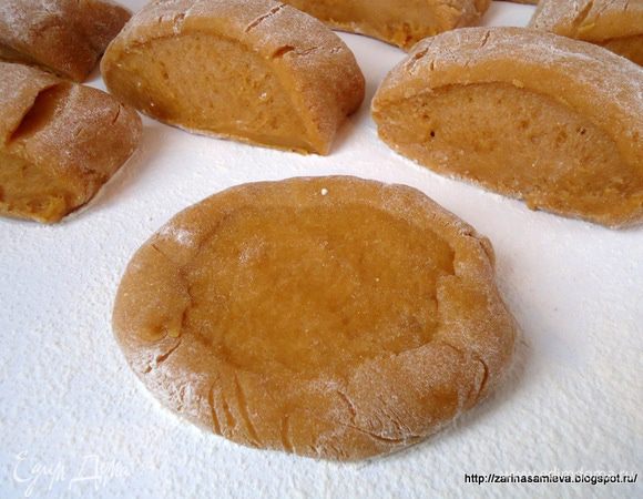 По прошествии часа включить духовку на 180 °С. Тесто выложить на стол и разделить на кусочки, я разделила на 8 частей.