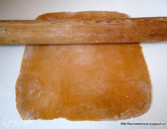 Каждый кусочек теста раскатать в тонкий пласт толщиной около 3 мм на припорошенном мукой столе. Тесто мягкое и податливое, по этому, процесс раскатывания теста вас не затруднит. Я делала квадратный торт со стороной 18 см, пласты раскатывала чуть больше этого размера. Так же торт можно сделать круглым d=20 см.