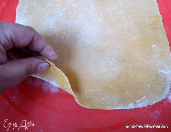 Выпекать коржи на противне, присыпанном мукой или на силиконовом коврике ровно 5 минут.