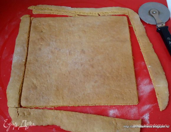 Готовый корж тут же обрезать, пока он не остыл.