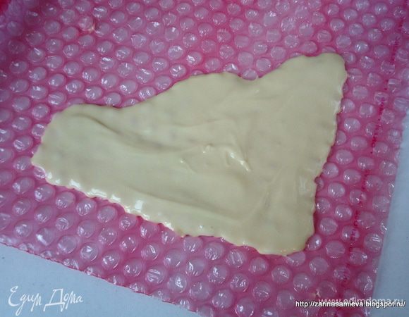 Вылить шоколад на поверхность пленки и разровнять, придавая ему желаемую форму. Убрать в холод для полного застывания. После, просто отделить от пленки.