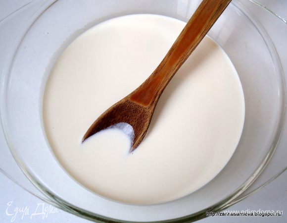 Оставшиеся сливки поставить на огонь, довести до кипения.