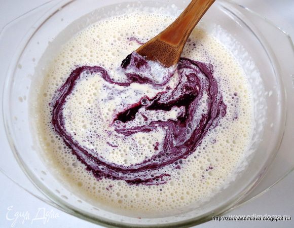 В кипящие сливки ввести желтковую массу, энергично размешивая венчиком или деревянной ложкой до полного соединения. Затем ввести черничное пюре, перемешать.