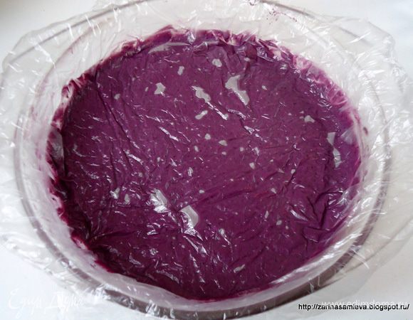 Накрыть заварной крем пленкой, плотно прилегая к поверхности крема. Охладить до комнатной температуры, не убирая в холод.