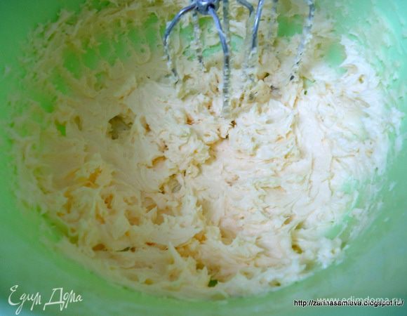 Мягкое сливочное масло комнатной температуры взбить с 50 гр. сахарной пудры до пышного состояния.