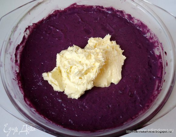 Соединить черничный заварной крем и взбитое масло вместе.