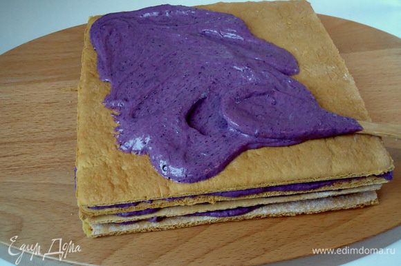 Сборка торта: Коржи промазать кремом, складывая, поочередно друг на друга, без явного давления.