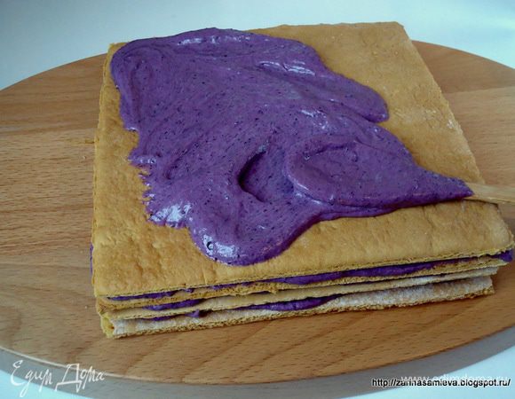 Сборка торта: Коржи промазать кремом, складывая, поочередно друг на друга, без явного давления.