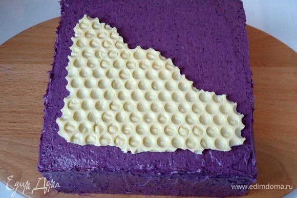 Бока и верх торта так же обмазать кремом. На поверхность торта положить декор из шоколада в виде сот.