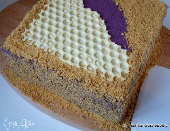 Остальную поверхность и бока торта обсыпать крошкой. Дать торту пропитаться в течение 12 часов.