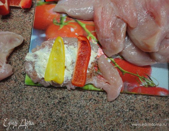 1. Сладкий перец вымыть, очистить от семян и нарезать вдоль полосками. Куриные грудки вымыть, обсушить, разрезать на 10 кусков, слегка отбить, посолить, поперчить и посыпать тертым мускатным орехом. Каждый кусочек куриной грудки намазать плавленным сыром, сверху уложить полоски сладкого перца разного цвета.