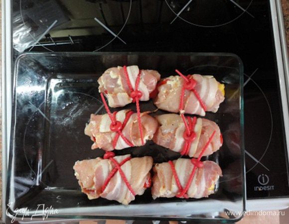 3. Форму смазать маслом и уложить в нее рулетики. Никакой жидкости не добавлять. Сока самого мяса будет достаточно. Запекать в духовке 30-40 минут при температуре 180 градусов.