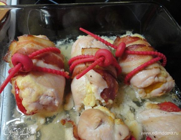 4. Готовые рулетики осторожно нарезать кружочками толщиной 2 см. На гарнир можно подавать отварной картофель или рис.