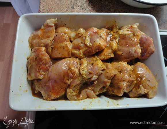 1. Приготовить маринад. В оливковое масло добавить молотый черный перец, 1 ч. ложку сушеного базилика, паприку и карри. Приправить соком одного лимона. Куриные ножки вымыть и обсушить. Положить в глубокую форму, залить получившимся маринадом и поставить в духовку, разогретую до 200 градусов, на 15 минут.