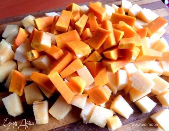 У меня два вида тыквы, светлая и оранжевая пополам. Режем на кубики.