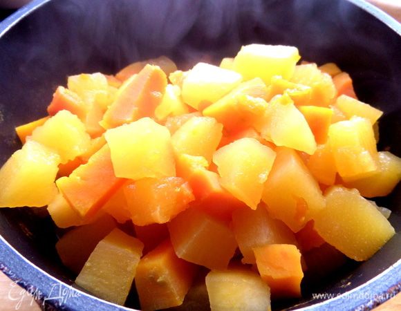 Потушим с небольшим количеством воды до размягчения тыквы.