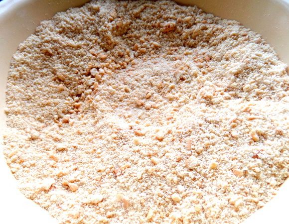 Растираем толкушкой деревянной или техникой в крошку. 