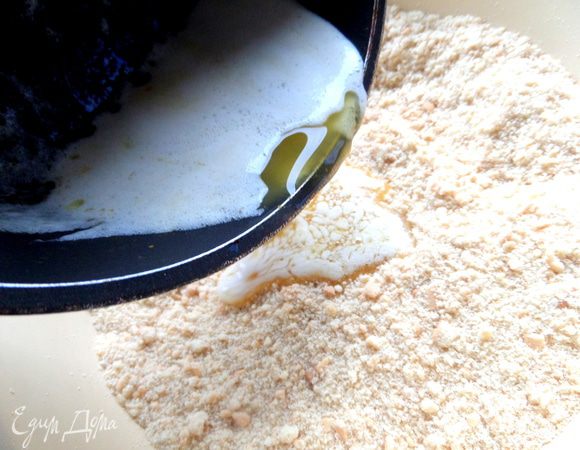 Масло растапливаем и вливаем в крошку.