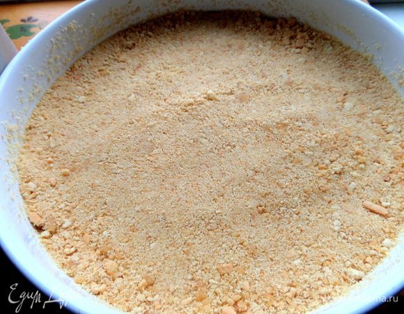 Смазываем форму и прижимаем печенье с маслом плотно ко дну. Часть крошки я оставила для верха.