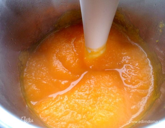 Возвращаемся к начинку. Тыкву взбиваем блендером в пюре.