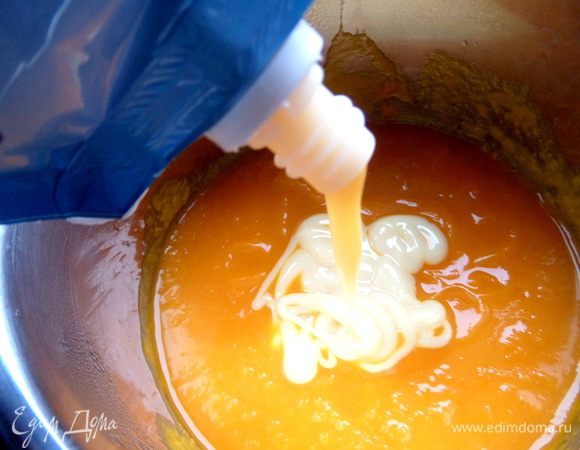 Вливаем сгущёнку. По рецепту было 300 г, но мне хватило 200.