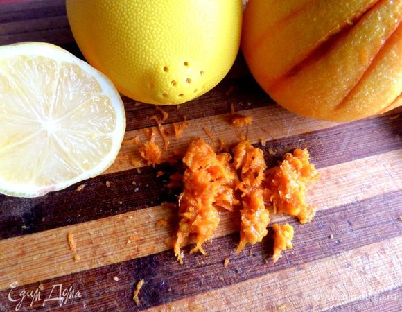 Цедру апельсина мелко натереть.