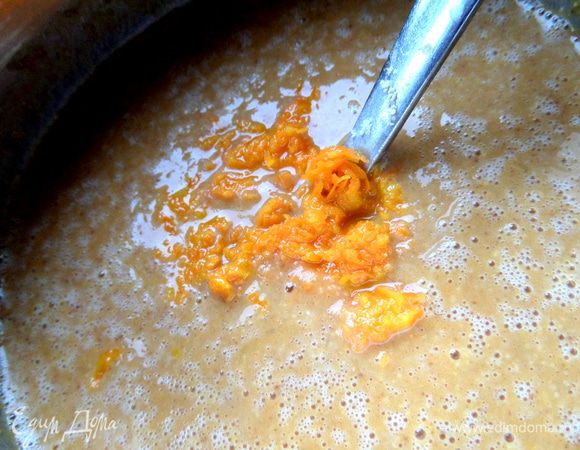 Размешать цедру в начинке.