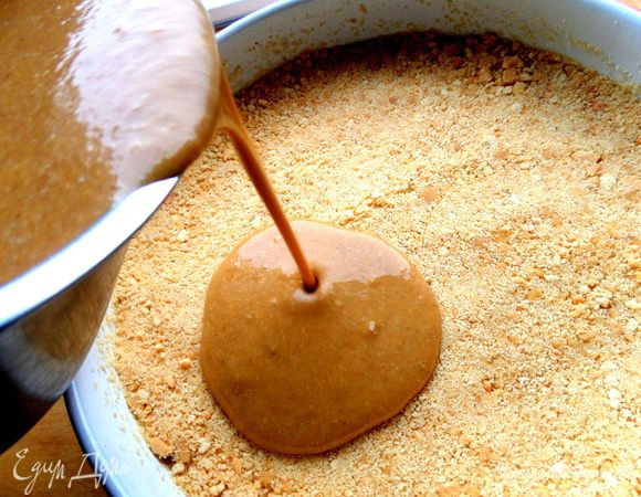 Выливаем начинку на основу из печенья.