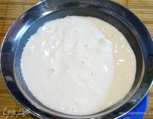 Йогурт посолить, перемешать. Выложить его в сито с очень мелкой сеткой.
Убрать в холодильник на 12 часов. За это время он выпустит жидкость. Я брала домашний йогурт, делала его на топленом молоке жирностью 3,2%. Но в следующий раз сделаю йогурт на молоке жирностью 6%, тогда получится плотный жирный сыр!
