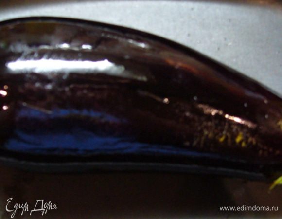 Баклажаны вымыть, высушить бумажным полотенцем. 
Один баклажан наколоть ножом в нескольких местах, смазать оливковым маслом и отправить в разогретую до 180 град. духовку минут на 40, пока он не станет мягким. 