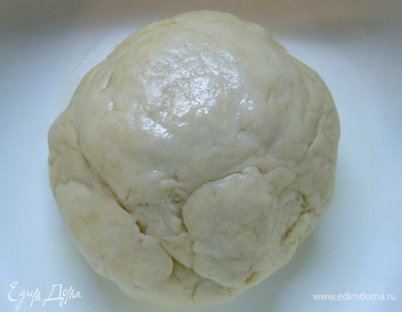 Муку посыпать солью. Причем автор призывает избегать прямого контакта соли и дрожжей, т. к. они могут вступить в реакцию и это помешает тесту хорошо подойти.
Добавить 2 ч. л.  оливкового масла 75 мл теплой воды.
Теперь тесто нужно хорошенько вымесить! Оно будет тугим, но нужно постараться! Месить ручками, отдавая тепло тесту, пока оно не станет гладким и эластичным.
Смазать тесто оливковым маслом, накрыть полотенцем, смоченным теплой водой (и отжатым!). 
Оставить на 30 мин. подходить.
