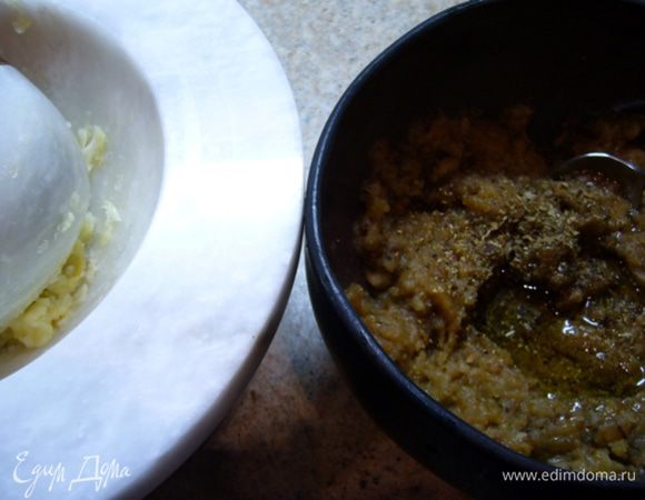 Запеченный баклажан остыл, очистить его от кожуры порезать. Измельчить погружным блендером. Чеснок растереть с щепоткой соли. Добавить к баклажану молотый перец, сушеный базилик, чеснок, 1 ст. л. оливкового масла.