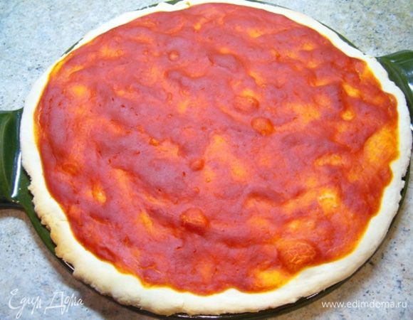 Духовку разогреть до 220 град.
Посыпать рабочий стол мукой и раскатать тесто по размеру противня для пиццы. Тут я увлеклась, забыла сфотографировать!
Теперь подождем несколько минут, чтобы тесто немного «сбежалось».
Разогреть форму для пиццы, присыпать ее мукой.
Переложить тесто на форму, распределить по всей поверхности протертые помидоры, посолить, отправить в духовку на 17 мин. 
Достать пиццу из духовки, выложить сверху икру и чипсы из баклажана, вернуть в духовку еще на 3 мин.
