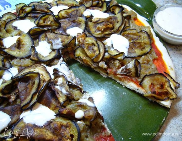 Пицца должна быть хорошо прожарена, иметь золотистую корочку.
Выложить на пиццу йогурт. Приятного аппетита!
А вот отсутствующий кусок пиццы я щедро-прещедро намазала йогуртом и слопала! Очень вкусно!
