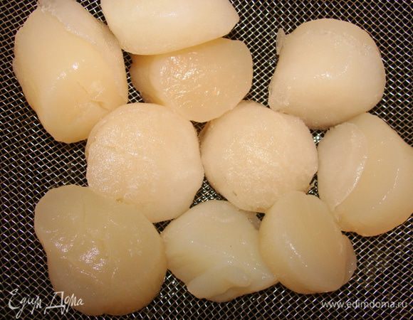 Гребешки разморозить так, чтобы с них легко стекала вода. Я использовала дуршлаг.