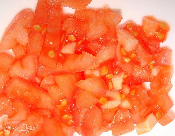 Пока гребешки и грибы размораживаются можно сделать соус "тартар". Помидор очистить от кожи и порезать мелким кубиком.