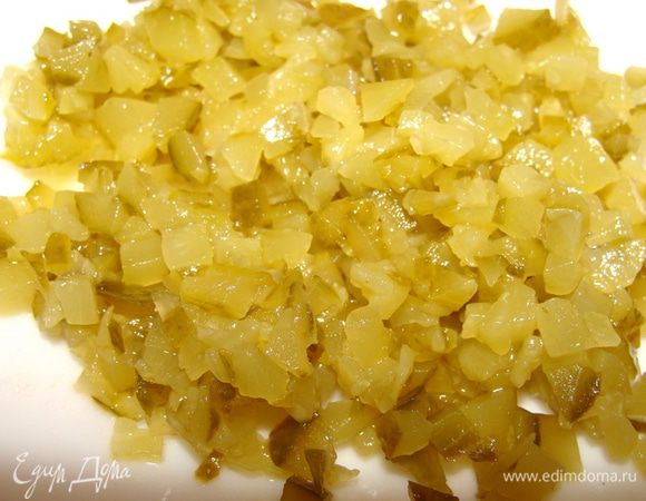 Огурец тоже порезать мелко и потом еще порубить ножом.